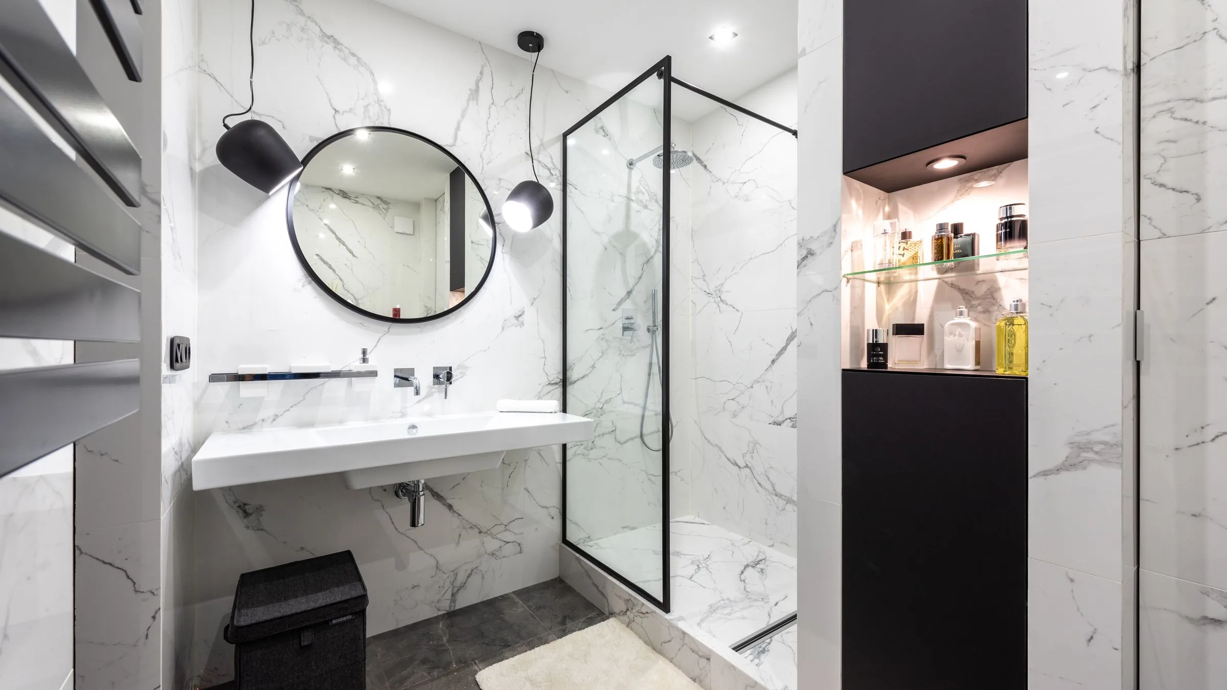 Modern saniertes Badezimmer mit ebenerdiger Dusche